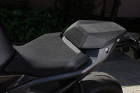 シート高は825mmとなっているが、スリムな車体により足つき性は良好。クッションは部位によって表皮を使い分けており、座り心地や操作性に加え、視覚的な質感も上々だ。