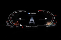 メーターには現行の「3シリーズ」や「8シリーズ」「X5」などと同じ、12.3インチのフルデジタル・メーターパネルが採用された。