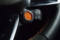 ノーマル／スポーツ／トラックの3つの走行プログラムを切り替えられるモードセレクトスイッチが、ステアリングホイールのセンター右下にレイアウトされる。