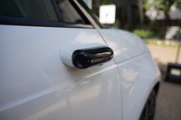 カメラユニットはAピラーの下に備わる。コンパクトかつ、一般的なドアミラーよりも下方に付いているので、運転席からは斜め前方もよく見える。