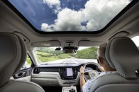 パッセンジャーの頭上には、標準装備の大きなパノラマガラスサンルーフが広がる。夏らしい青空に、旅の気分も盛り上がる。