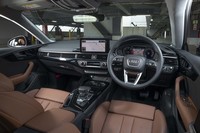 センターディスプレイは10.1インチに大型化するとともに、タッチ操作に対応。それに伴いセンターコンソールのダイヤル式コマンダーが廃された。