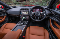 包み込まれるようなデザインの運転席まわりはコックピット感があふれる。インフォテインメントシステムだけでなく空調のコントロールにもタッチパネルを採用するなど、ユーザーインターフェイスは先進的だ。