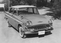 1960年2月に「グロリア」とそろってマイナーチェンジを受け、国産乗用車初のデュアルヘッドライトを採用した「スカイライン デラックス」。（ALSID-2改-1）。1.5リッターエンジンは、前年秋に70psにパワーアップされている。またドラムブレーキはデュオサーボ（複動倍力）となり、制動力が向上。価格は108万円にまで下がった。