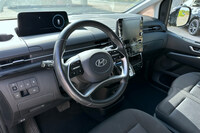 以下、各部の汚れ、破損そして埃（ほこり）は走行3万kmの中古車ゆえご勘弁を。ダッシュボードやステアリングの意匠は、外観と比べて極めて現実的である。