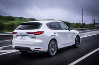 「CX-60」のサスペンションはフロントがダブルウイッシュボーン式、リアがマルチリンク式。コーナリング時に、リア内輪に微弱な制動をかけて車体のロール量をコントロールする「KPC（キネマティック・ポスチャー・コントロール）」も全車に標準採用されている。