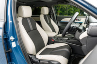 グレージュとライトブルーのインテリアは「PLaYパッケージ」専用カラー。シート表皮はプライムスムースとファブリックを組み合わせている。