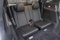 現行モデルの「GLE」は全車が3列目シートを標準装備。ヘッドレストはやけに立派だが、座面の高さやサイズは大人には厳しい。表皮も全2列とは違うレザーARTICOだ。