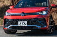 あんぐりと口を開けた巨大なロワグリル（もちろんほとんどダミーだ）が目を引く、「Rライン」のフロントまわり。「エレガンス」とRラインには、片側につき1万9200個のマルチピクセルLEDを備えた、マトリックスLEDヘッドライトが装備される。