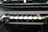 ダッシュボードの中央にはトグルスイッチが整然と並ぶ。