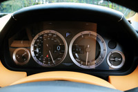 左側の速度計は右回り、右側のエンジン回転計は左回りとなっている。