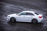 オプションの「AMGラインパッケージ」を装着した試乗車のボディーサイズは、全長が標準モデルよりも5mm長く、全高が15mm低い全長×全幅×全高＝4565×1800×1430mm、ホイールベースは2730mmとなる。