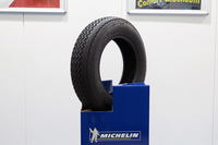 こちらは、いち早く左右非対称のパターンを取り入れた「XAS」。世界で初めて210km/hまでの速度レンジに対応した量産タイヤとして注目を集めた。