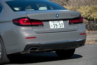 ボディーカラーは「ベルニーナグレー アンバーエフェクト」。光の当たり方によっては緑がかって見えることもある。