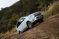 4WDシステムも変更を受けており、低μ路での旋回性能向上や、対角上の片輪が浮くような状況からの脱出力が強化されている。