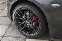 試乗車「ロードスターRF RS」はオプションのブレーキシステムを装備。フロントにはブレンボ製のベンチレーテッドディスクおよび対向4ピストンキャリパーが装着されていた。