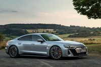 ほった「ちなみに、今の『アウディe-tron GT』はこんな感じです」　
	清水「なんか、顔の先だけ別のクルマって感じだね。つくり手の迷走を感じるよ！」