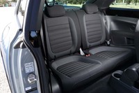 後席の定員は2人。50：50の分割可倒式となっている。