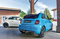 アバルトブランド初の100％電気自動車「アバルト500e」。クローズドボディーの3000ユーロ増しで、オープントップバージョン（写真右）も用意されている。