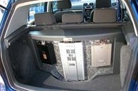 ゴルフ5のラゲッジルームに備えられたパワーアンプ（中央）はトランジスタと真空管を組み合わせたもの。デジタルプロセッサーで音場整合され、ピュアで温く心和むサウンドを創出していた。これら3台は、昨年の秋の車音祭に出展されたクルマ。今年も各店入魂のサウンド＆ビジュアルカーが多数集合します。お楽しみに！！