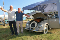 ヴィンチェンツォさん（写真左）と、彼を長年頼りにしているお客さんのステファノさん（右）。写真の「ビートル」は1951年型。