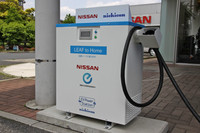 ニチコンが開発した「EVパワーステーション」。高さ781×幅650×奥行き350mmという、やや大きめのエアコン室外機なみのサイズで、重量は約60kg。屋外設置式で、ケーブルの長さは約3.7m。導入価格は補助金制度が適用された場合、標準的な設置工事費を含めて約33万円（消費税込み）で、販売計画は初年度1万台。なおニチコンは日産に、車載ECU用電解コンデンサーを中心に「リーフ」用の車載充電器も開発・納入している。
	 