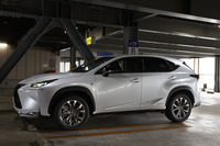 “SUVのスポーツカー”を念頭にデザインしたという「レクサスNX」。側方に張り出した前後フェンダーやドア下方のキックアップラインが目を引く。
    