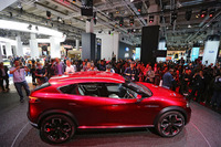 タイトなキャノピーと抑揚のあるボディーが作り出すスピード感のあるボリュームの動きが、クロスオーバー車として独特な存在感を生み出している。265/45R21サイズのタイヤを履く。