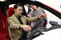 新型「デミオ」を示唆したショーモデル「跳（HAZUMI）」のデザインを検討する柳澤チーフデザイナー。
    