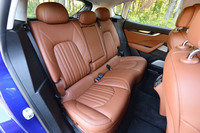 リアシートは6：4の2分割可倒式。オプションでシートヒーターを装備できる。