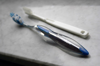 「スタイルテック」と日本の旅館用歯ブラシを並べたところ、やはりスタイルテックの方がリッパだ。