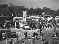 1954年4月20日から29日まで日比谷公園で開催された「第1回全日本自動車ショウ」（欧文表記はTOKYO MOTOR SHOW）の風景。出展車両267台中、乗用車はわずか17台で、あとはトラック（三輪含む）、バス、特装車、二輪車などだった。入場は無料で、来場者数は54万7000人を数えた。（写真＝トヨタ自動車）