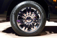 クロームのアルミホイールに組み合わされるのは、275/55R20サイズのオールシーズンタイヤ。