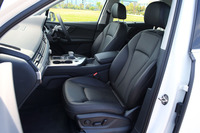 表皮に「パーシャルレザー」が採用されたシート。ブラック（写真）のほか、グレー、ブラウン、ベージュの3色が選べる。