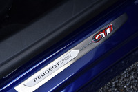 サイドシルには、「PEUGEOT SPORT」ロゴの入ったプレートが添えられる。