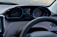 メーターは「208」と同じく、小径のステアリングホイールの上から見るタイプ。速度計とエンジン回転計を縁取る、ブルーのLED照明が特徴的だ。
    