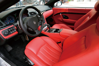 室内のフィニッシュレベルは高い。レザーはポルトローナ・フラウ製。10種類のトリムカラーが用意される他、ダッシュボードやリアシェルフ、ステアリング等好みの組み合わせが可能。