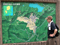 足尾地域の地図。右上にあるのが中禅寺湖。薄茶色の部分が煙害により壊滅的な打撃を受けた荒廃地帯だ。こう見ると、日光の自然が公害の影響を受けなかったのが奇跡的に思える。グレー部分は治山事業実施区域、所々にある黄色い棒は砂防堤防である。