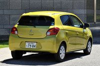 「M」グレードのリアビュー。写真のレモネードイエローメタリックは新色の一つで、3万1500円の有料オプション。