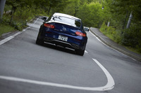 
	「メルセデスAMG C63 Sクーペ」が0-100km/h加速に要する時間は3.9秒。「ポルシェ911カレラS」の4.3秒をしのぐ。
	