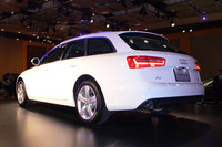 新型「A6アバント」では、特定の動作をすると自動でテールゲートが開くバーチャルペダル機能付きオートマチックテールゲートが採用された。