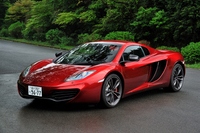 マクラーレンMP4-12Cスパイダー ボディーサイズ：全長×全幅×全高＝4509×2093×1203mm／ホイールベース：2670mm／車重：1376kg（乾燥重量）／駆動方式：MR／エンジン：3.8リッターV8 DOHC 32バルブターボ／トランスミッション：7段AT／最高出力：625ps/7500rpm／最大トルク：61.2kgm/3000-7000rpm／タイヤ：（前）235/35ZR19 （後）305/30ZR20／価格：3000万円