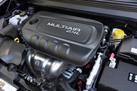 高効率をうたう、2.4リッター直4エンジン。カムシャフトではなく、油圧で吸気バルブを制御する。
    