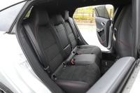 後席の居住性については、ルーフが後方に伸びた分だけヘッドクリアランスには余裕が生まれたが、ドア開口部の上端が低いため、乗降時には頭の運び方に気を使う必要がある。