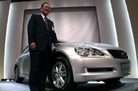 
	「マークX」とトヨタ自動車の張富士夫社長
	 