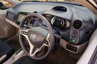 べーシックグレード「G」の主要装備は、フルオートエアコン、燃費などがわかるマルチインフォメーション・ディスプレイ、プライバシーガラス、フロントアクティブヘッドレスト、キーレスエントリーシステムなど。ナビは全グレードでオプション扱いとなる。