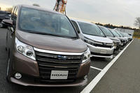 2014年2月上旬、マスコミ向けの試乗会場に並んだ新型「ヴォクシー／ノア」。
    