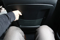 後席のニールームは、握りこぶし2つ分。先代モデルよりホイールベースが50mm伸びたこともあり、後席のレッグルームは15mm拡大している。