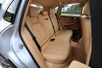 リアシートは4：2：4の3分割可倒式。リアサイドウィンドウにはオプションでロールアップサンシェードが用意されている。
    