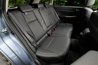 リアシートは6：4の分割可倒式で、リクライニング機能も備わる。
    